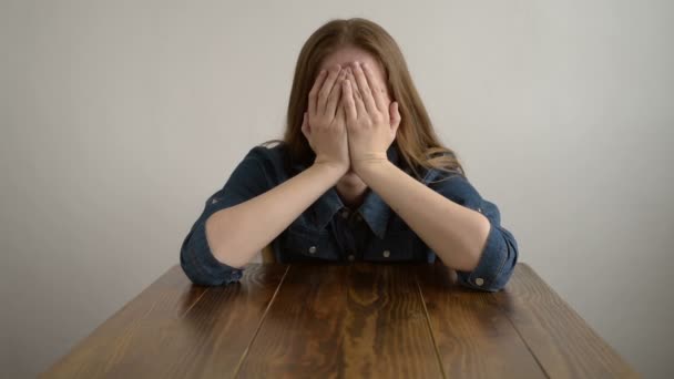 Mujer deprimida llorando en una mesa de madera — Vídeos de Stock