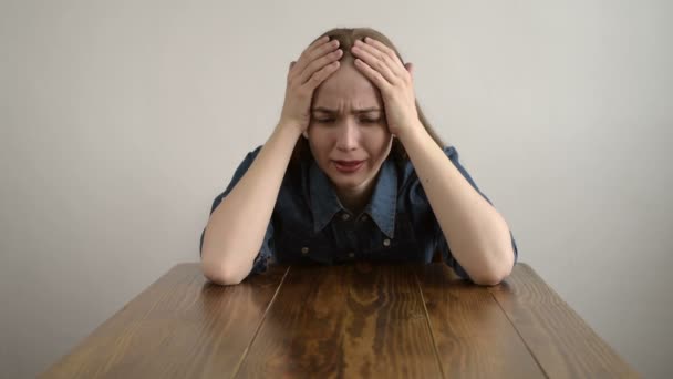 Mujer frustrada en la mesa de madera — Vídeos de Stock