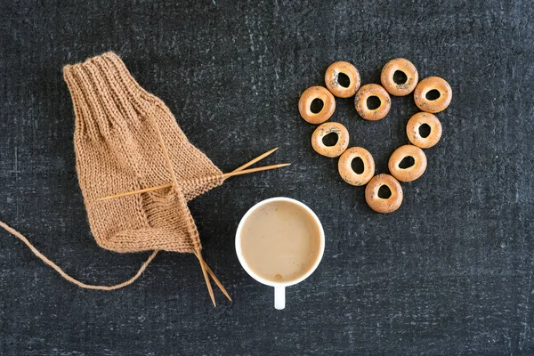 Tejer con café y cracknels en forma de anillo — Foto de Stock