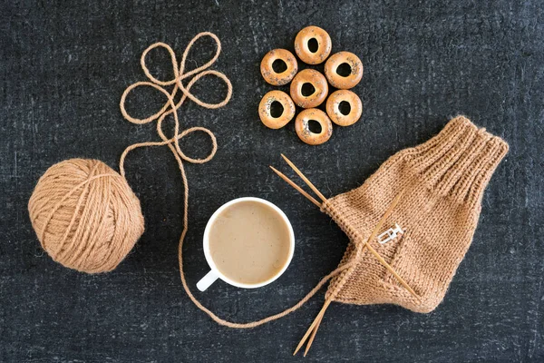 Knitting with coffee and ring-shaped cracknels