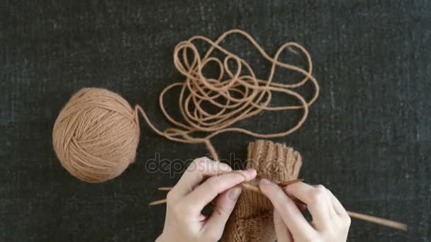 Las manos femeninas tejiendo el calcetín — Vídeos de Stock