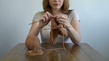 Kadın bir çorap örgü