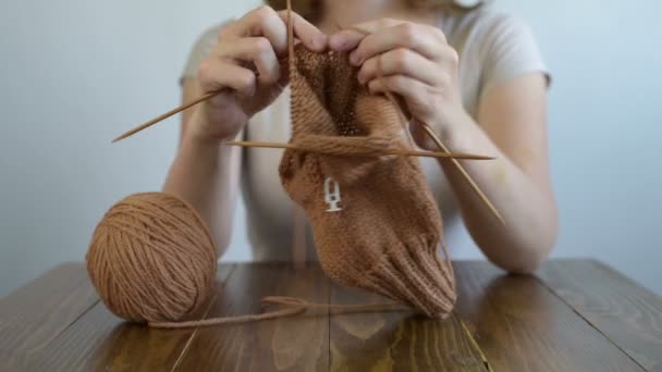 Gros plan d'une femme tricoteuse — Video