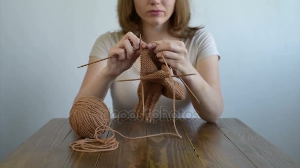 Mujer tejiendo un calcetín — Vídeo de stock