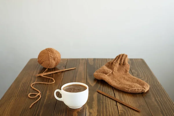 커피, 모직 양말, 뜨개질 한 테이블에 — 스톡 사진