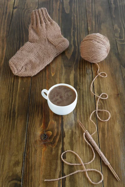 Káva, vlněné ponožky a pletení na stůl — Stock fotografie