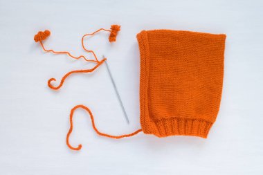 Beyaz arka planda turuncu el yapımı şapka