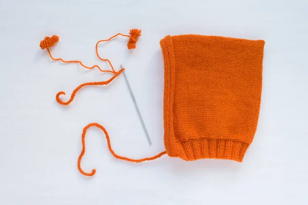 Оранжевая шляпа ручной работы на белом фоне — стоковое фото