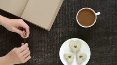 Bir kalem keskinleştirmek eller