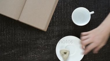 Çerezler bir plaka üzerine koyarak