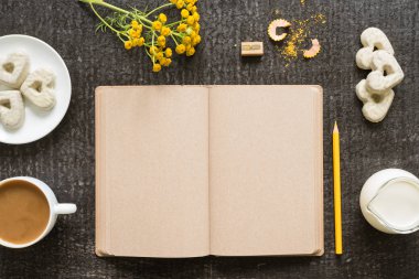 Kahve, çiçek ve çerezleri siyah günlüğü