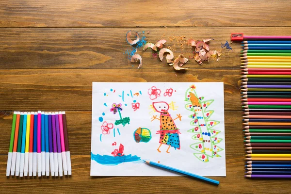 Олівці, ручки з фетру та малюнок дитини — стокове фото