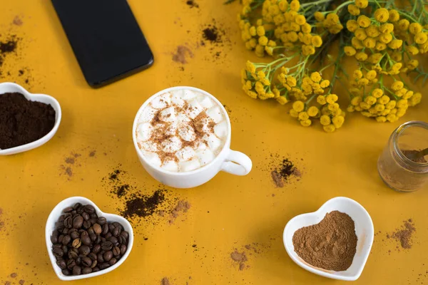 Zeit für Kaffee und Smartphone — Stockfoto