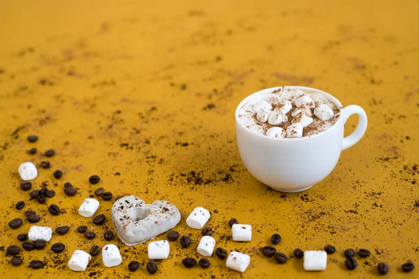 Kaffee mit Sumpf-Malven auf gelbem Hintergrund — Stockfoto