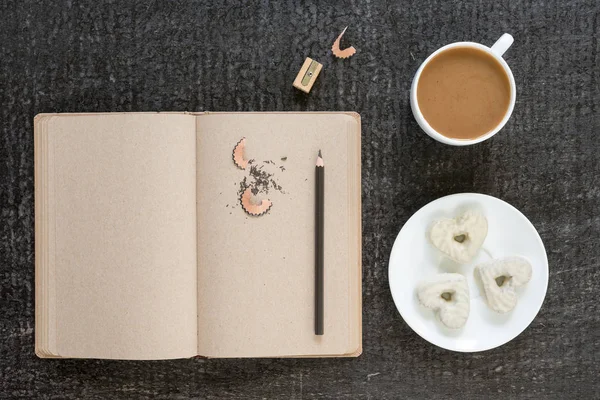 Café, diario, lápiz y galletas en forma de corazón —  Fotos de Stock