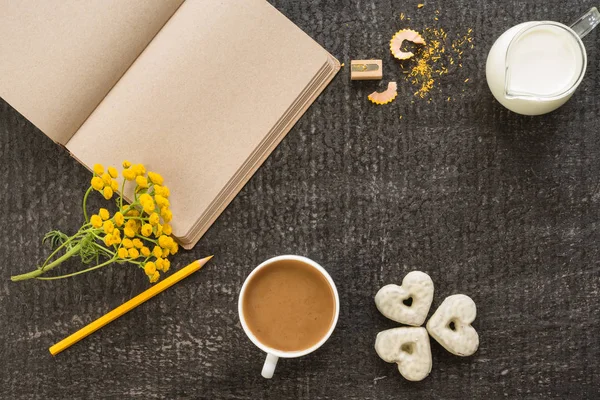 Diario con café, flores y galletas en negro —  Fotos de Stock