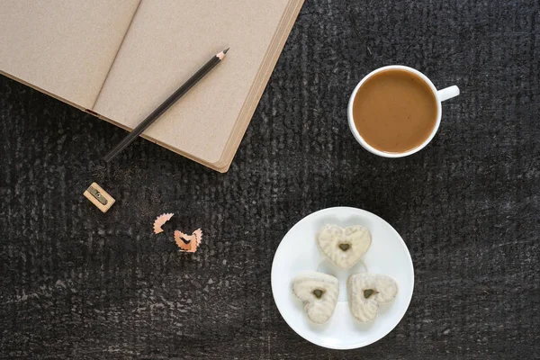 Kaffe, dagbok, penna och hjärtformade kakor — Stockfoto