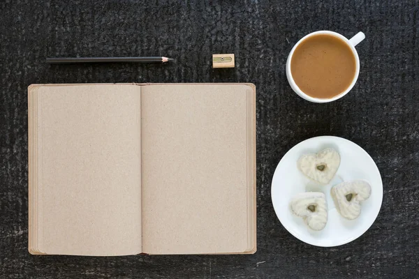 Café, diario, lápiz y galletas en forma de corazón —  Fotos de Stock