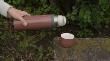 Termos çay bir fincan içine döktü