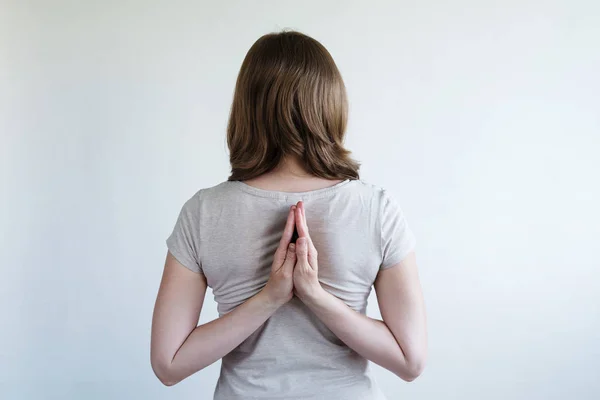 Vrouw met haar handen achter haar rug samen te leggen — Stockfoto