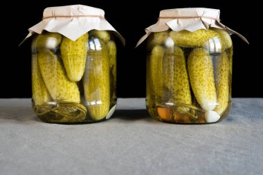 Siyah arka planda, ev yapımı taze salatalık turşusu sebze korunmuş