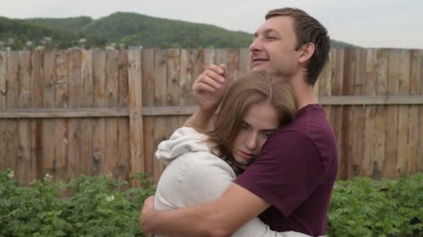 Hombre consolando a su novia — Vídeos de Stock