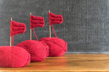 Kırmızı iplik ve örme iğnesi yapılmış yelkenli gemi