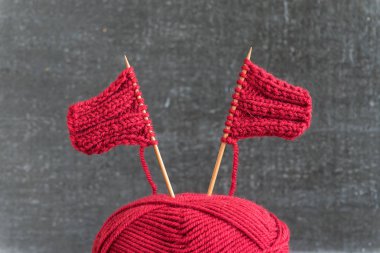 Kırmızı iplik ve örme iğnesi yapılmış yelkenli gemi