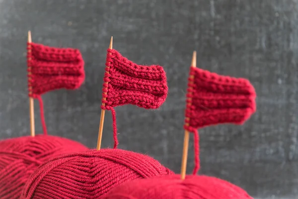 Navios à vela feitos de fios vermelhos e agulhas de tricô — Fotografia de Stock
