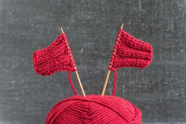 Navios à vela feitos de fios vermelhos e agulhas de tricô — Fotografia de Stock