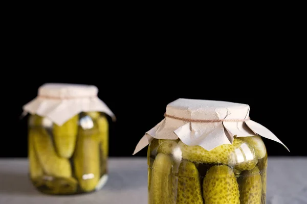 Concombres marinés frais sur une table — Photo