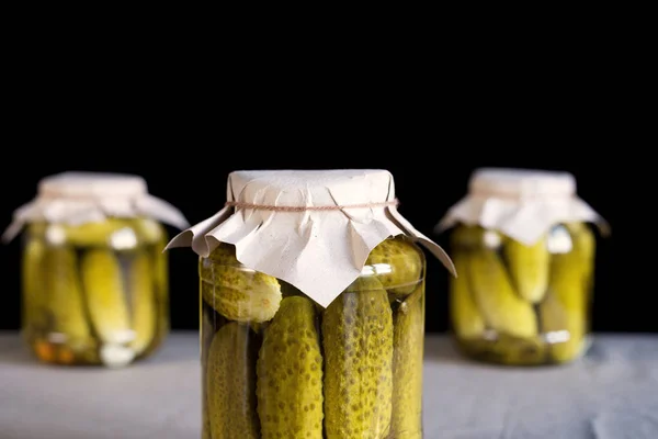 Frisch eingelegte Gurken im Glas — Stockfoto