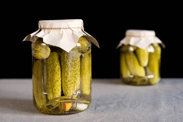 Deux bocaux en verre avec des concombres marinés — Photo