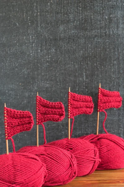 Barcos de vela hechos de hilados rojos y agujas de tejer Imagen de stock