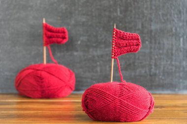 Kırmızı iplik ve örme iğnesi yapılmış yelkenli gemi