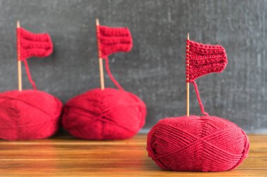 Kırmızı iplik ve örme iğnesi yapılmış yelkenli gemi