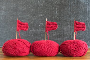 Kırmızı iplik ve örme iğnesi yapılmış yelkenli gemi