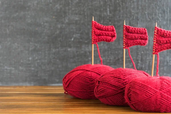 Kırmızı iplik ve örme iğnesi yapılmış yelkenli gemi