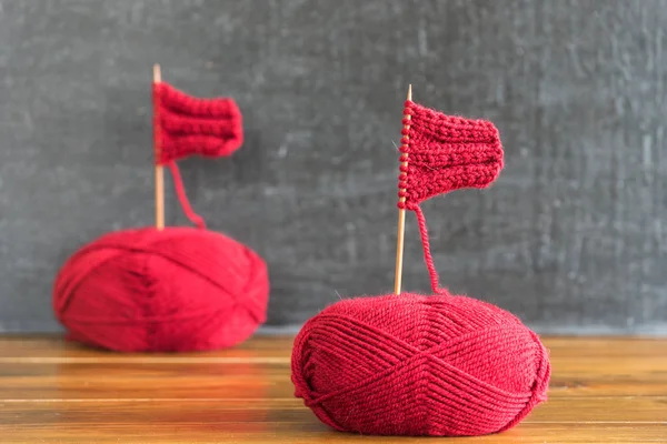 Kırmızı iplik ve örme iğnesi yapılmış yelkenli gemi