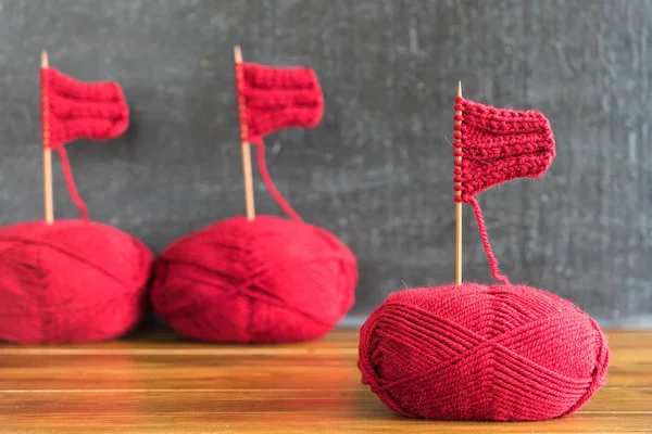 Kırmızı iplik ve örme iğnesi yapılmış yelkenli gemi