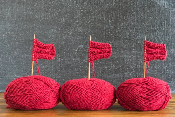 Kırmızı iplik ve örme iğnesi yapılmış yelkenli gemi