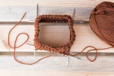 Bir ahşap arka plan açık havada örgü Brown