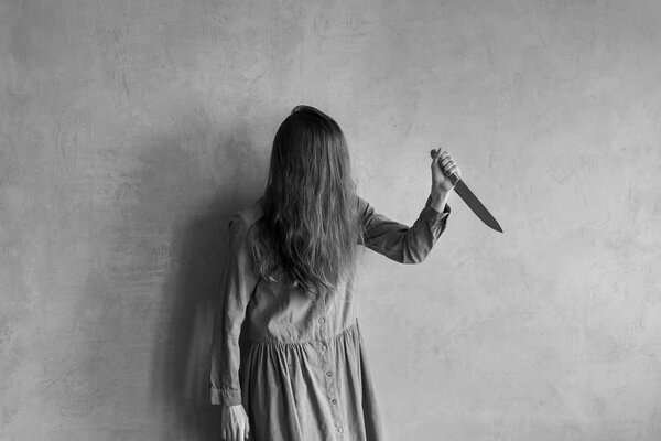 Разъяренная женщина с длинными волосами и ножом
