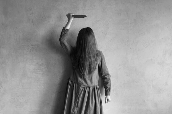 Злая женщина с ножом
