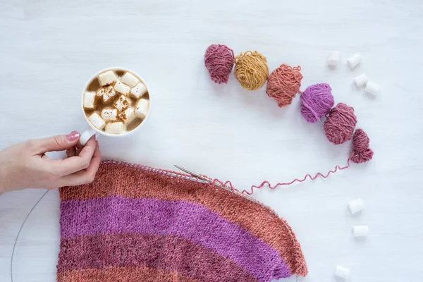 Kaffee und Stricken auf weißem Hintergrund — Stockfoto