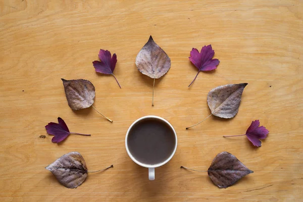 Kahve ve kurutulmuş ve kırmızı sonbahar yaprakları