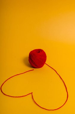 kalp simgesi olan kırmızı iplik