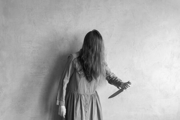 Разъяренная женщина с ножом
