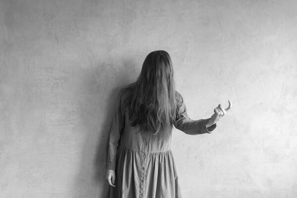 Злая женщина манит кого-то
