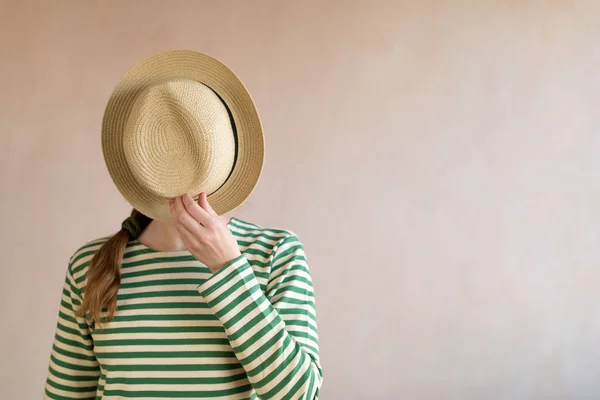 Mujer joven en un sombrero de paja Imágenes de stock libres de derechos
